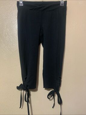 Free People Movement size M Black Tie-Hem Capri Leggings